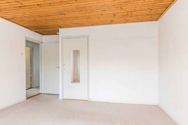 Foto - Te koop: Deels te moderniseren splitlevel drive-in woning (bouwjaar 1963) met 128 m² woonoppervlakte, 3 slaapkamers, tuin en een inpandige garage in Simpelveld